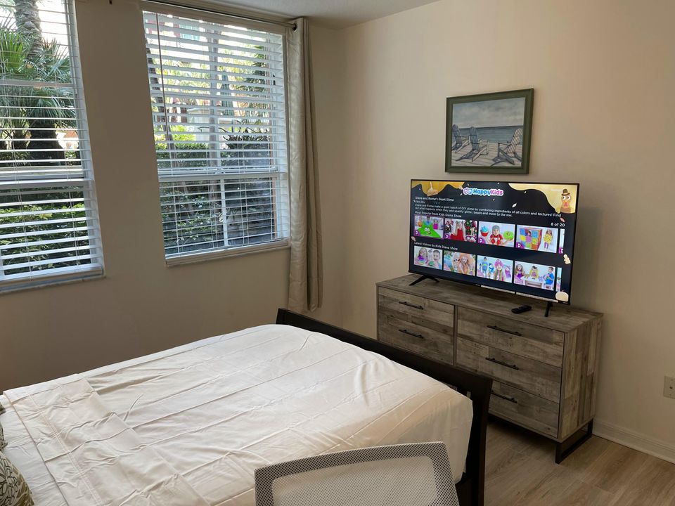 合同活跃: $3,500 (2 贝兹, 2 浴室, 1118 平方英尺)