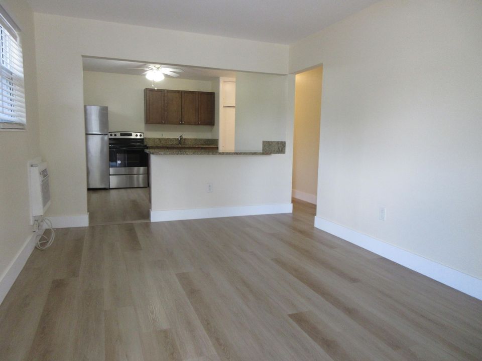 Active With Contract: $1,750 (2 beds, 1 baths, 750 Square Feet)