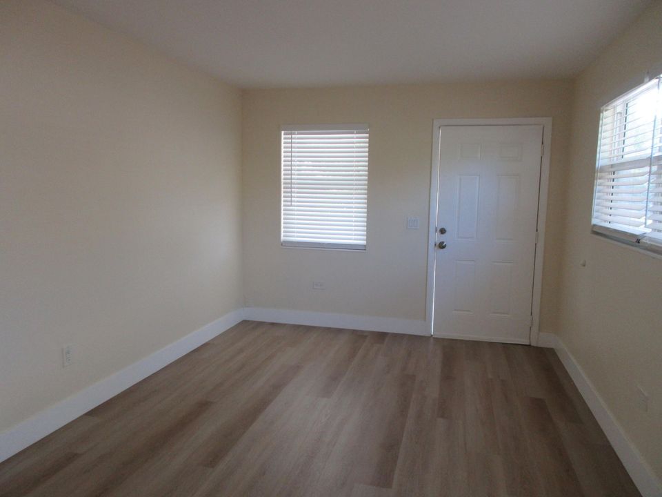 Active With Contract: $1,750 (2 beds, 1 baths, 750 Square Feet)