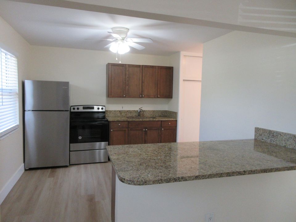 Active With Contract: $1,750 (2 beds, 1 baths, 750 Square Feet)