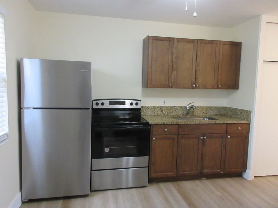 Active With Contract: $1,750 (2 beds, 1 baths, 750 Square Feet)