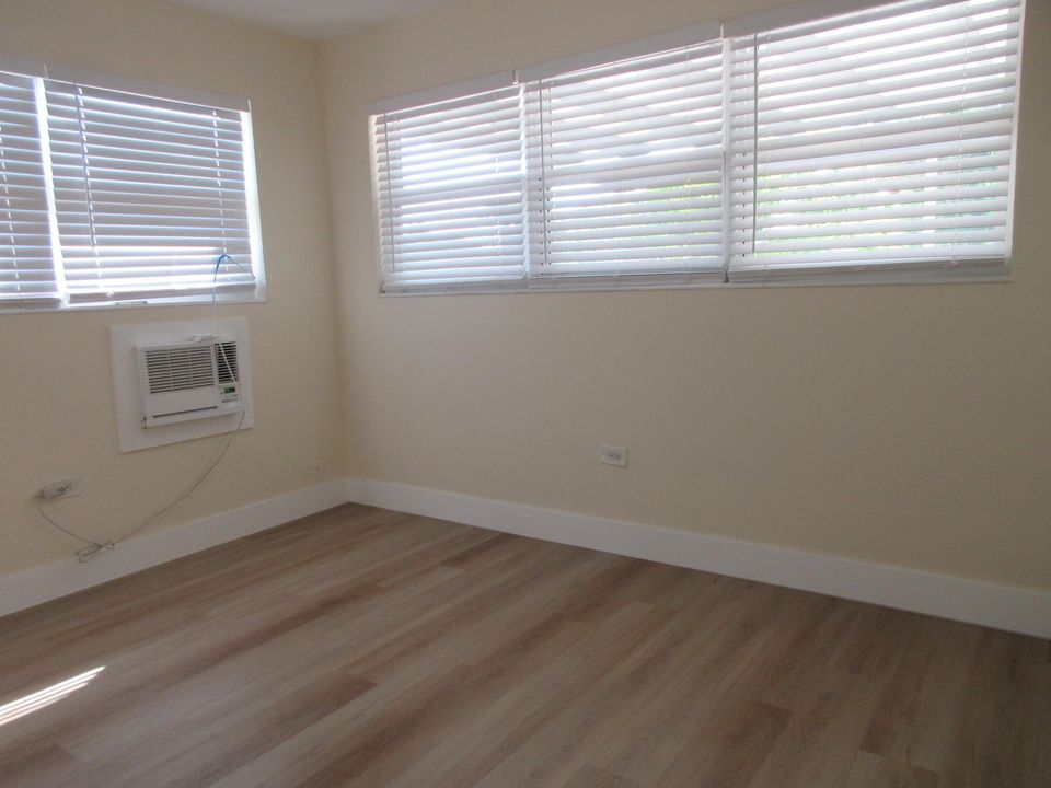 Active With Contract: $1,750 (2 beds, 1 baths, 750 Square Feet)