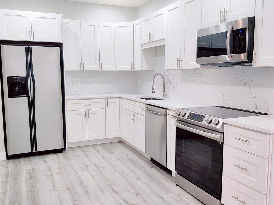 合同活跃: $3,350 (3 贝兹, 2 浴室, 1728 平方英尺)