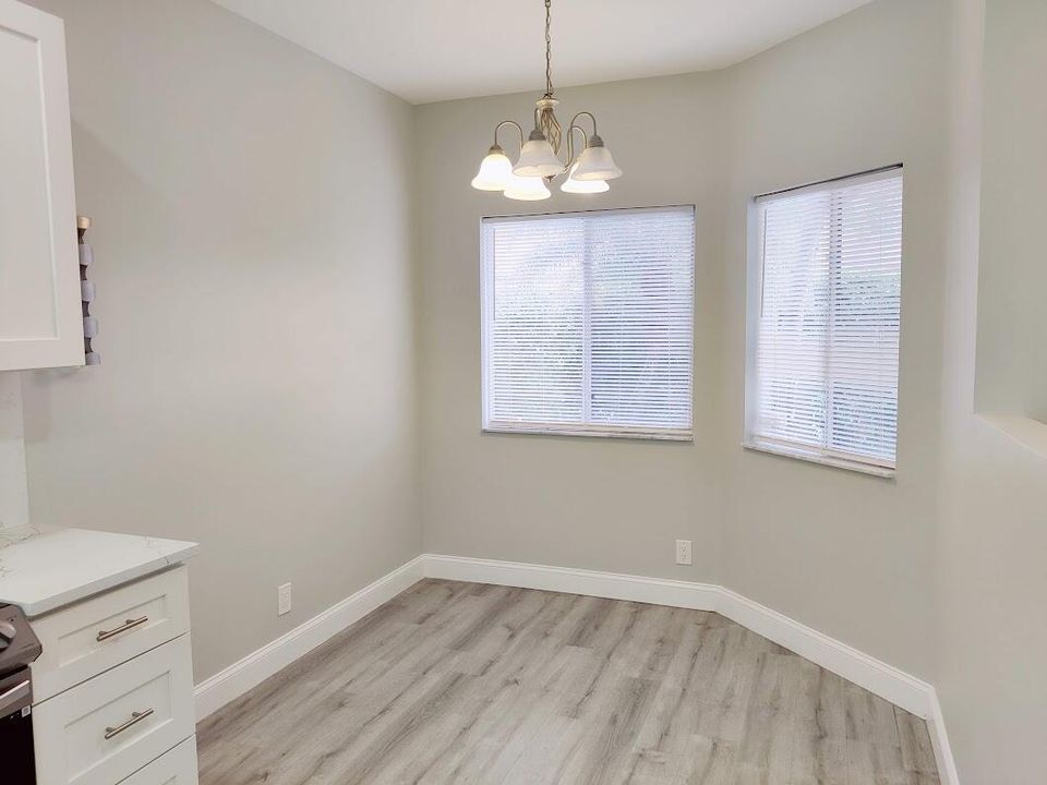 合同活跃: $3,350 (3 贝兹, 2 浴室, 1728 平方英尺)