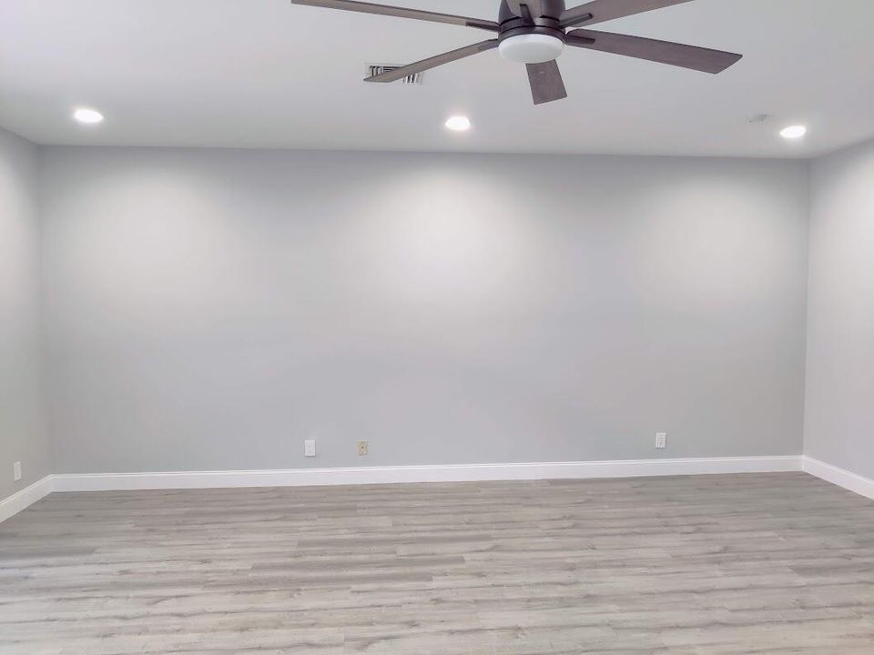 合同活跃: $3,350 (3 贝兹, 2 浴室, 1728 平方英尺)