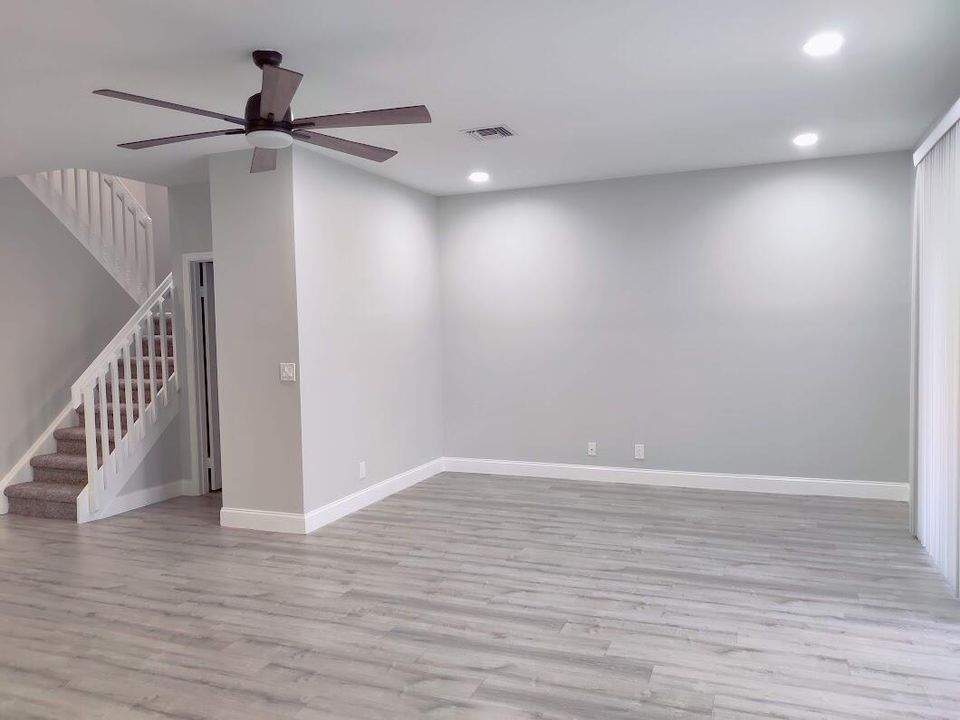 合同活跃: $3,350 (3 贝兹, 2 浴室, 1728 平方英尺)