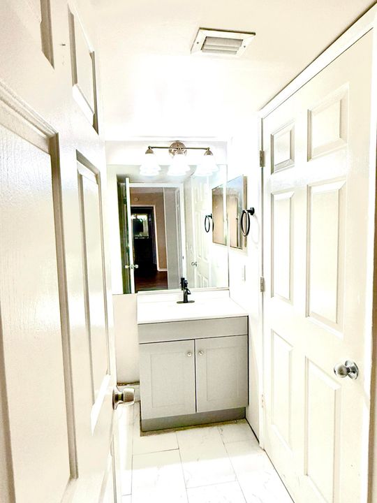 Active With Contract: $2,450 (2 beds, 2 baths, 1124 Square Feet)