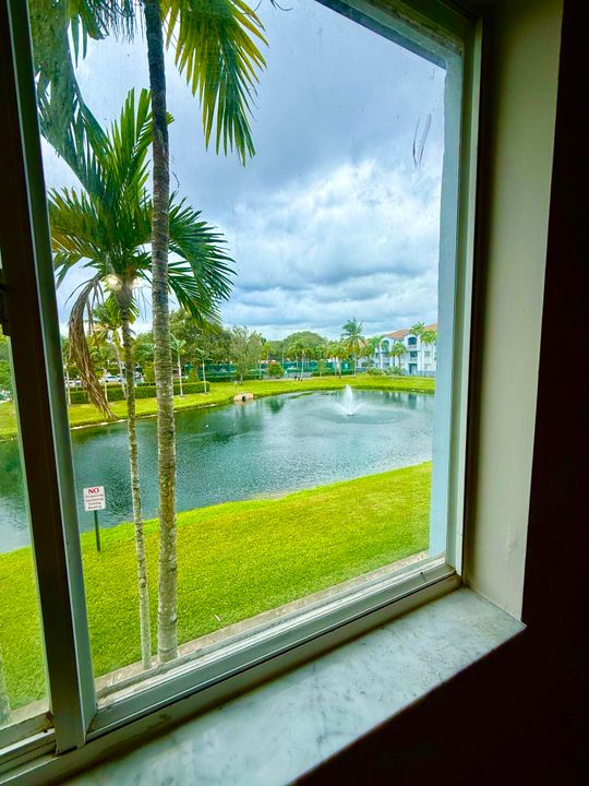 Active With Contract: $2,450 (2 beds, 2 baths, 1124 Square Feet)