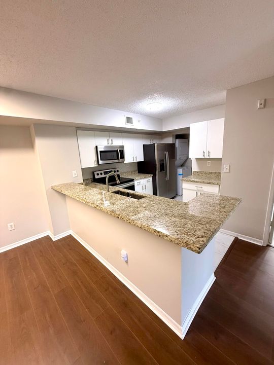 Active With Contract: $2,450 (2 beds, 2 baths, 1124 Square Feet)