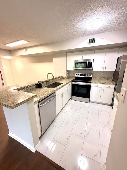 Active With Contract: $2,450 (2 beds, 2 baths, 1124 Square Feet)