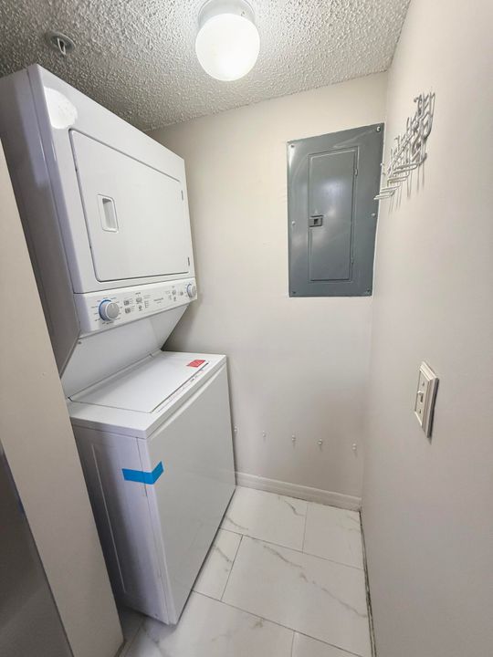Active With Contract: $2,450 (2 beds, 2 baths, 1124 Square Feet)