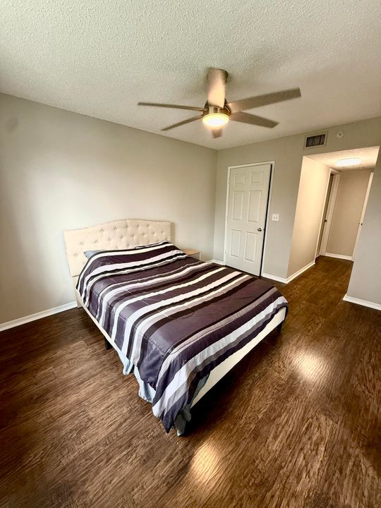 Active With Contract: $2,450 (2 beds, 2 baths, 1124 Square Feet)
