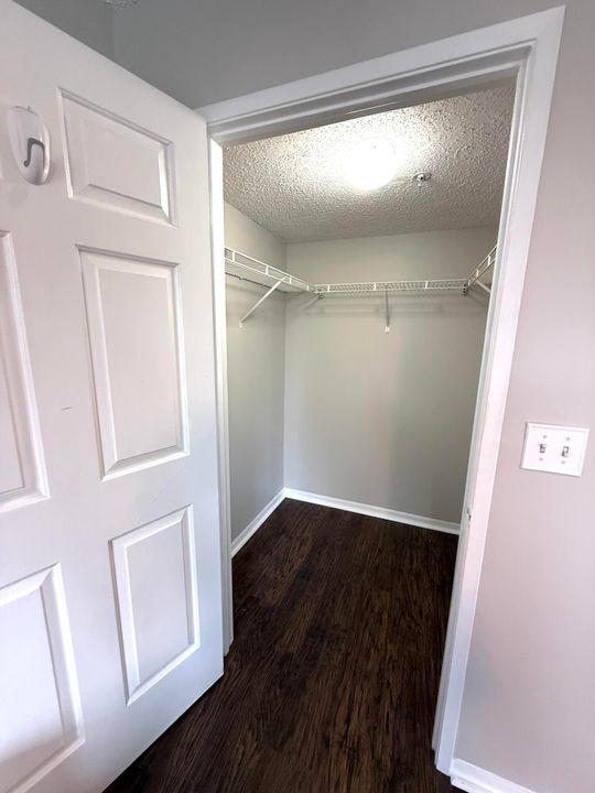 Active With Contract: $2,450 (2 beds, 2 baths, 1124 Square Feet)