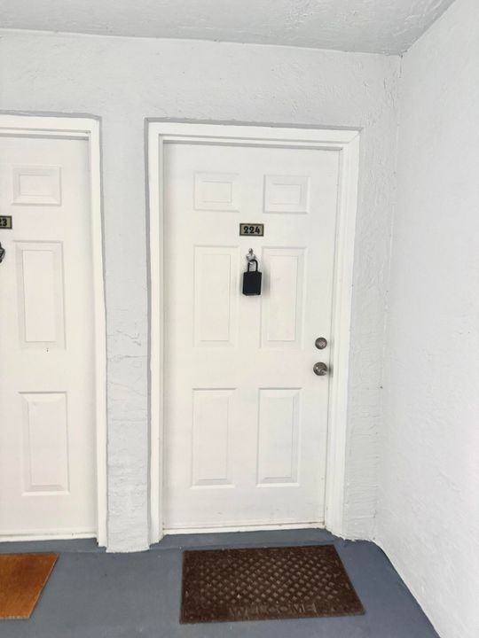 Active With Contract: $2,450 (2 beds, 2 baths, 1124 Square Feet)