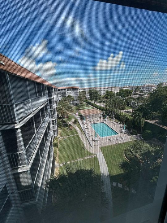 For Sale: $259,000 (1 beds, 1 baths, 690 Square Feet)