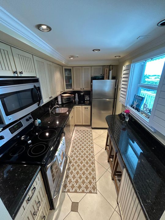 For Sale: $259,000 (1 beds, 1 baths, 690 Square Feet)