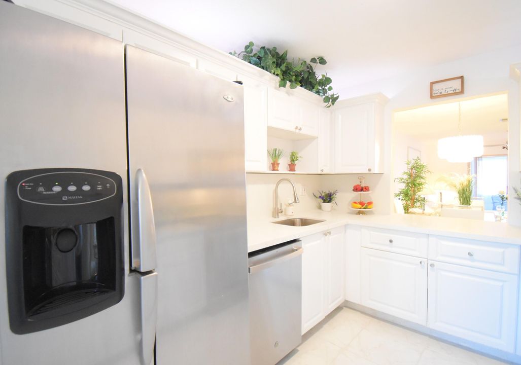 合同活跃: $234,900 (2 贝兹, 2 浴室, 1050 平方英尺)