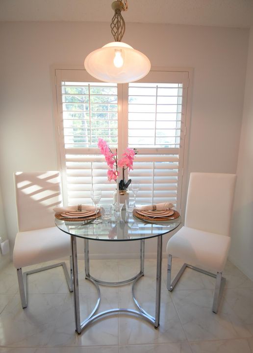 合同活跃: $234,900 (2 贝兹, 2 浴室, 1050 平方英尺)