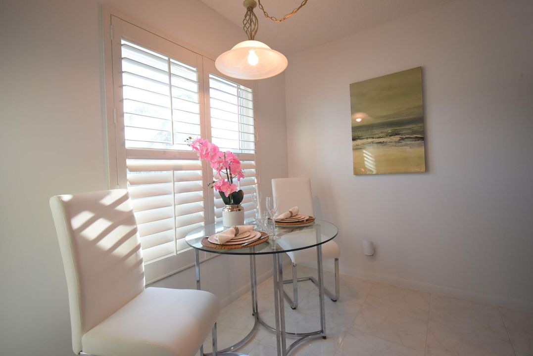 合同活跃: $234,900 (2 贝兹, 2 浴室, 1050 平方英尺)