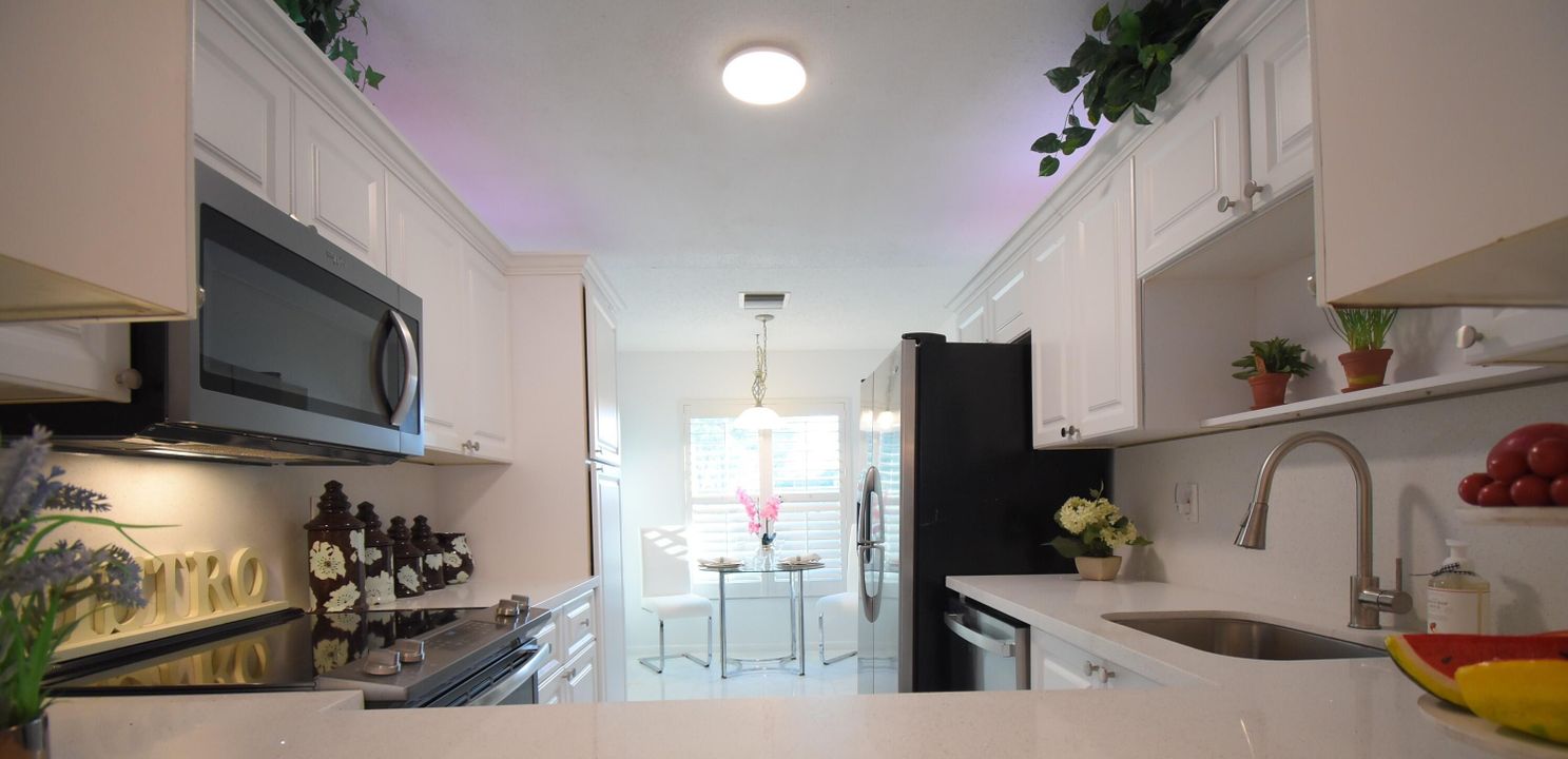 合同活跃: $234,900 (2 贝兹, 2 浴室, 1050 平方英尺)