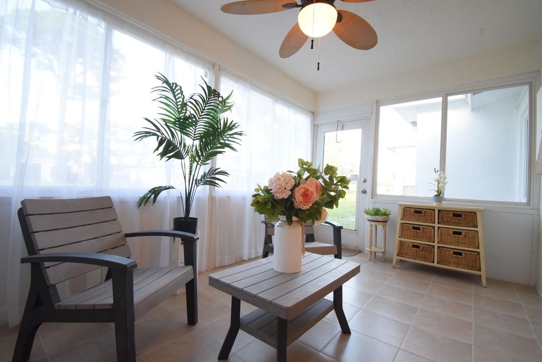 合同活跃: $234,900 (2 贝兹, 2 浴室, 1050 平方英尺)