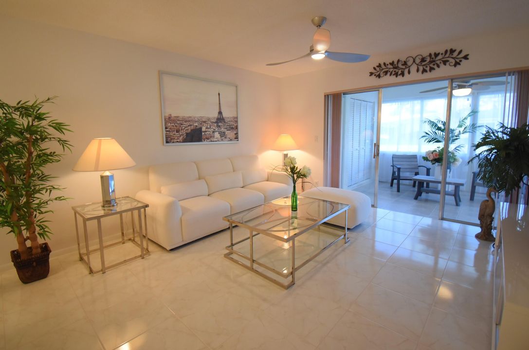 合同活跃: $234,900 (2 贝兹, 2 浴室, 1050 平方英尺)