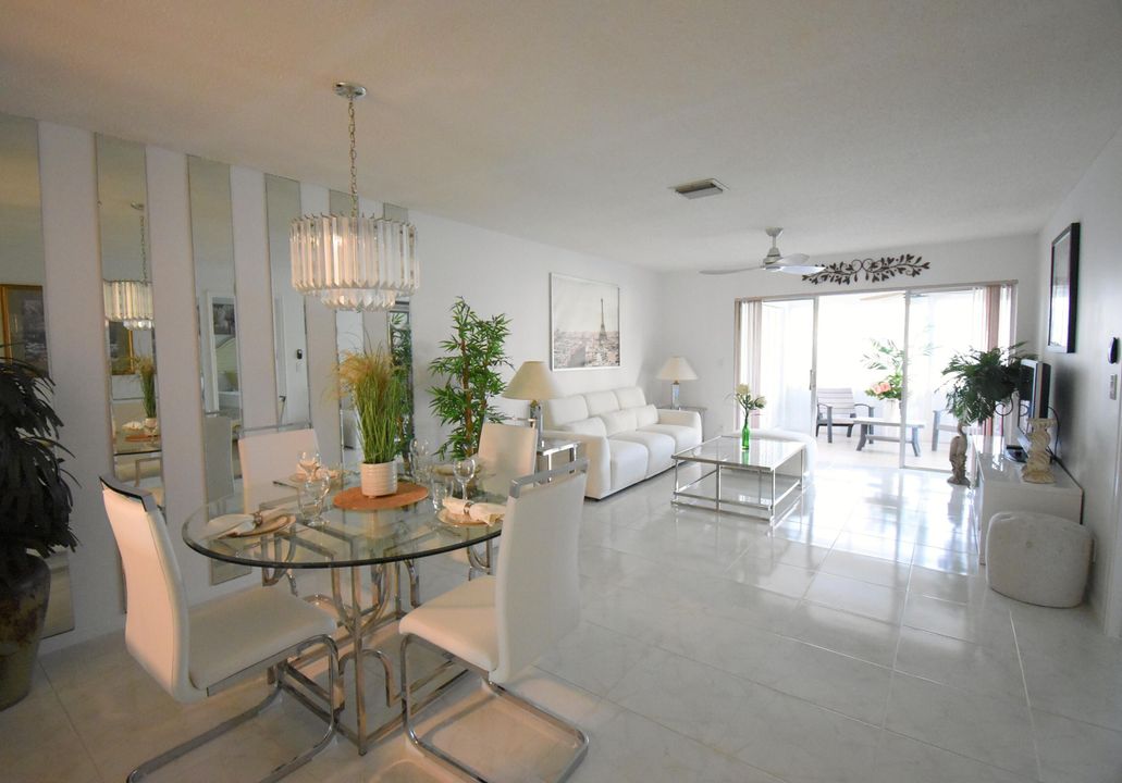 合同活跃: $234,900 (2 贝兹, 2 浴室, 1050 平方英尺)