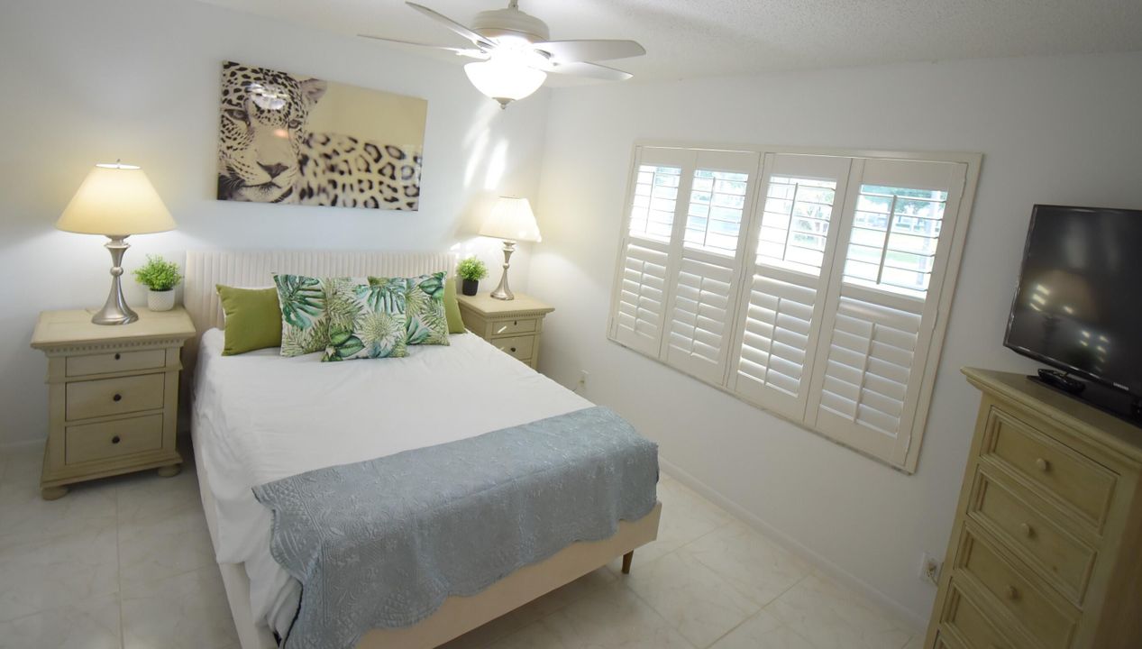 合同活跃: $234,900 (2 贝兹, 2 浴室, 1050 平方英尺)