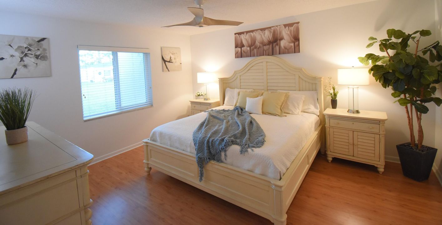 合同活跃: $234,900 (2 贝兹, 2 浴室, 1050 平方英尺)