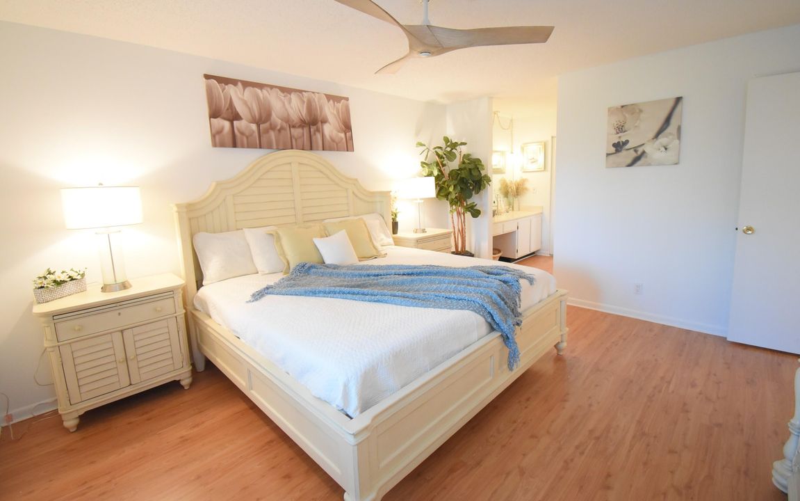 合同活跃: $234,900 (2 贝兹, 2 浴室, 1050 平方英尺)