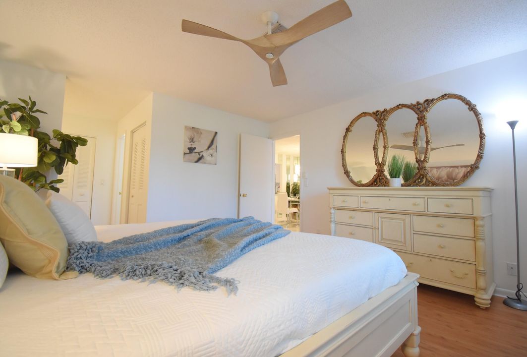 合同活跃: $234,900 (2 贝兹, 2 浴室, 1050 平方英尺)