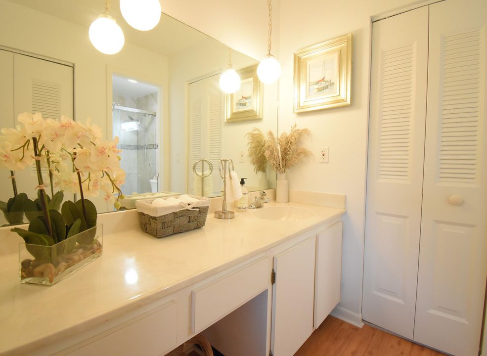 合同活跃: $234,900 (2 贝兹, 2 浴室, 1050 平方英尺)