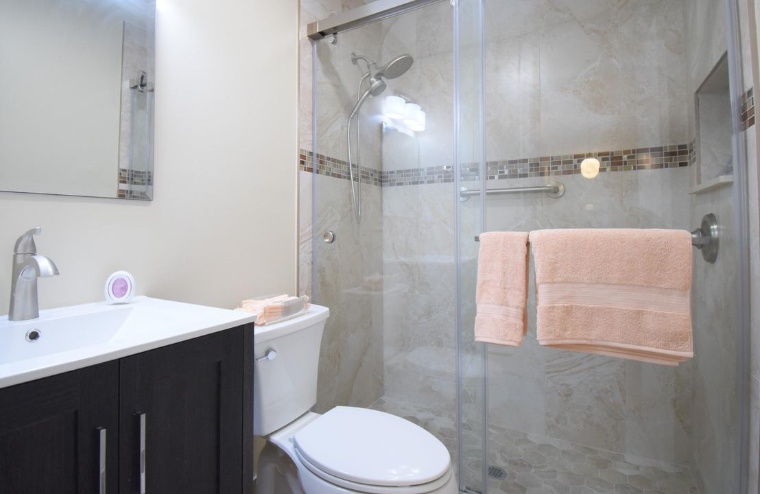 合同活跃: $234,900 (2 贝兹, 2 浴室, 1050 平方英尺)