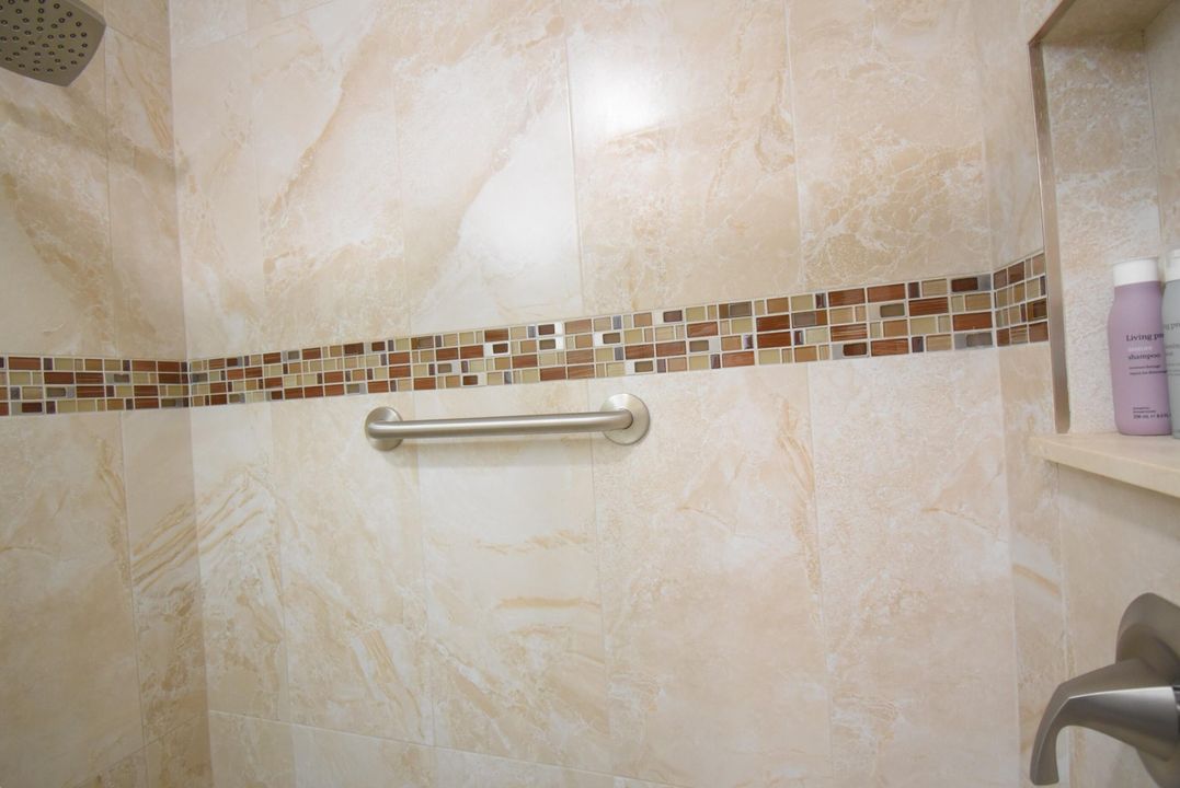 合同活跃: $234,900 (2 贝兹, 2 浴室, 1050 平方英尺)