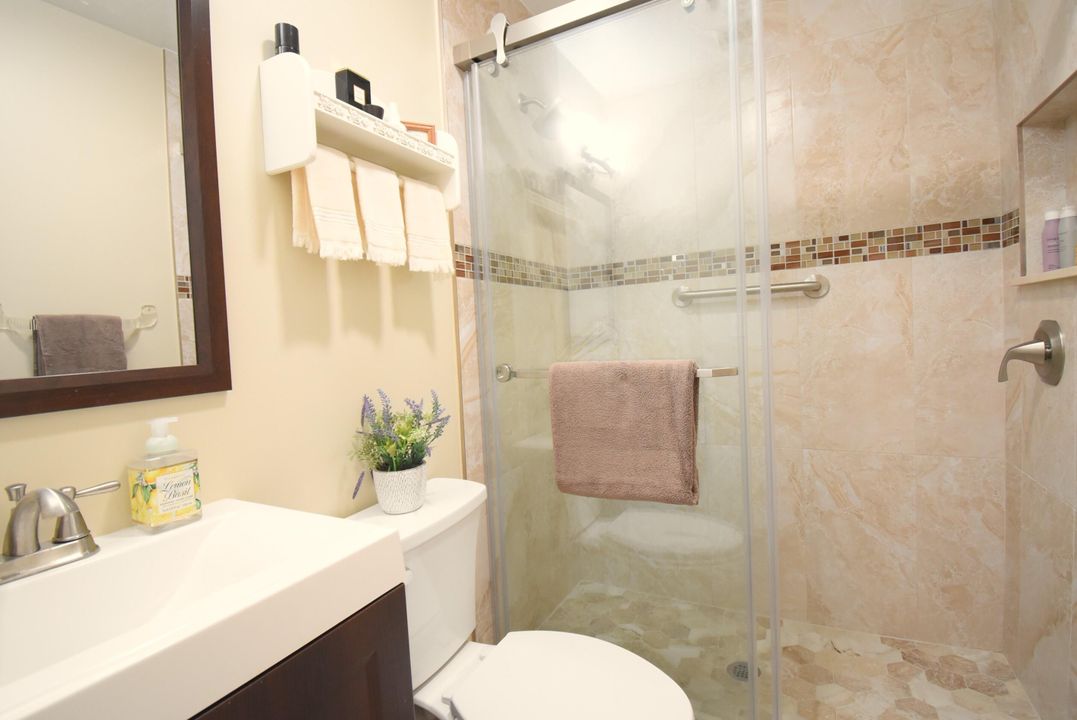 合同活跃: $234,900 (2 贝兹, 2 浴室, 1050 平方英尺)