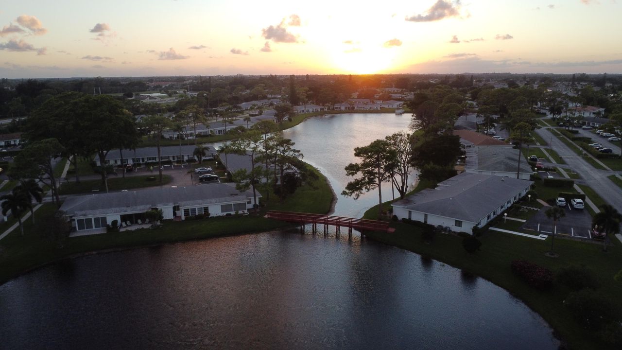 合同活跃: $234,900 (2 贝兹, 2 浴室, 1050 平方英尺)