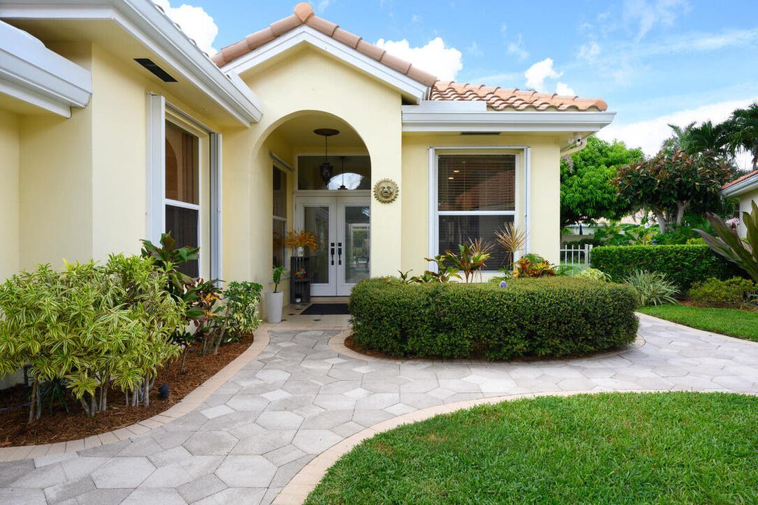 For Sale: $875,000 (3 beds, 2 baths, 1975 Square Feet)