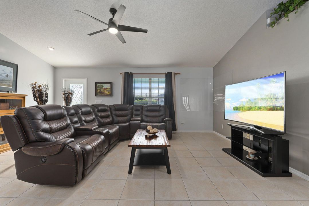 Active With Contract: $489,900 (3 beds, 2 baths, 1500 Square Feet)