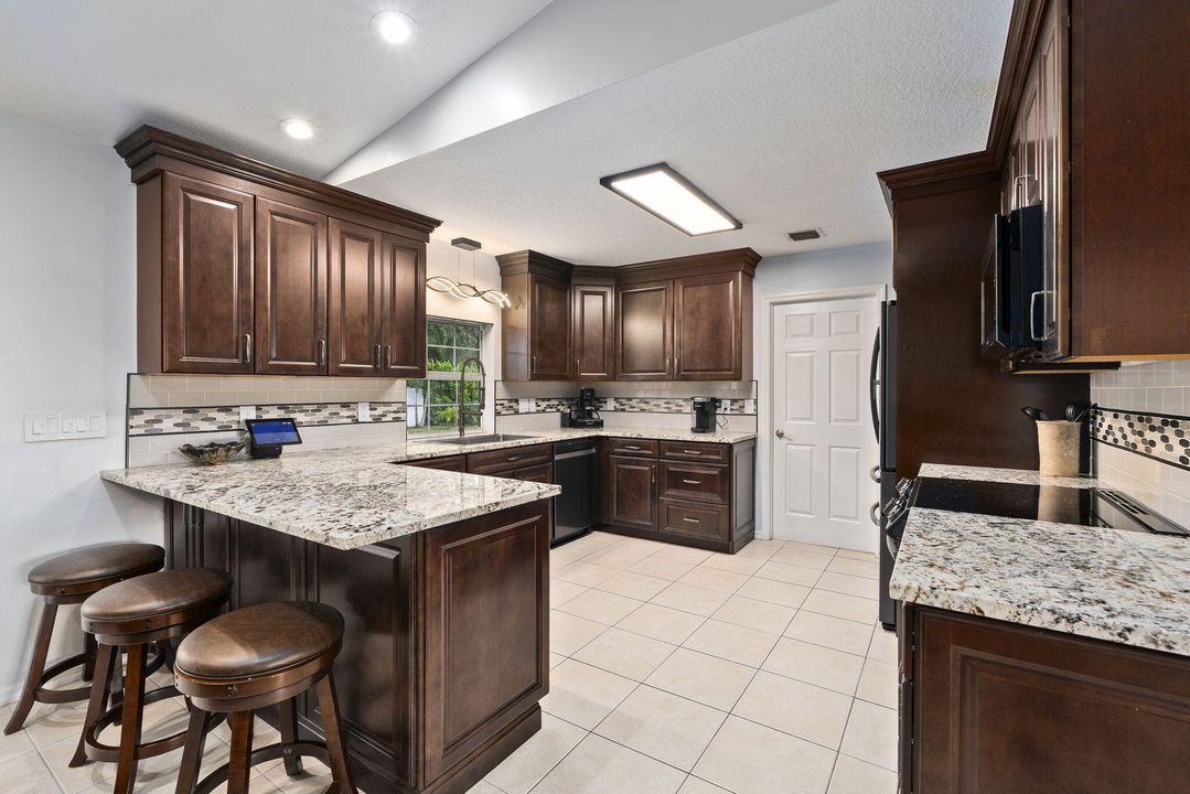 Active With Contract: $489,900 (3 beds, 2 baths, 1500 Square Feet)