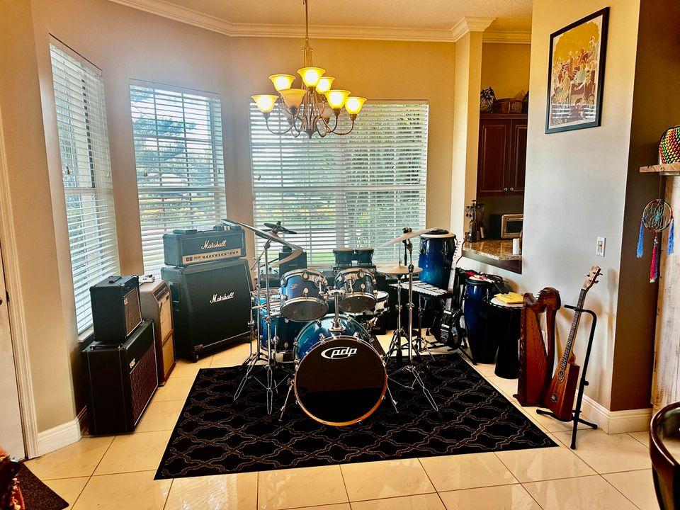 For Sale: $365,000 (3 beds, 2 baths, 1728 Square Feet)