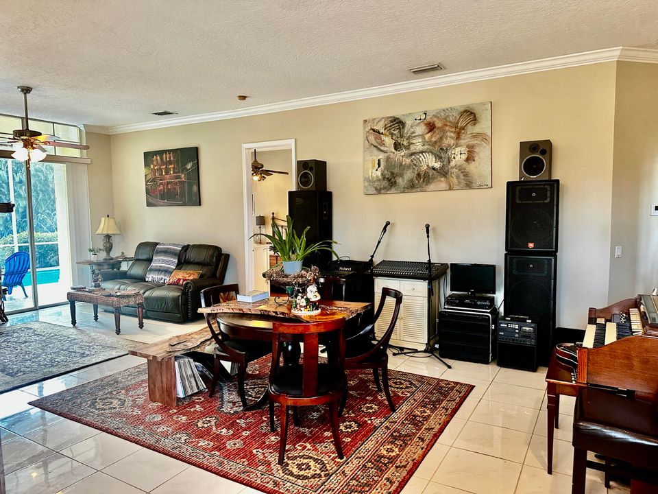 For Sale: $365,000 (3 beds, 2 baths, 1728 Square Feet)