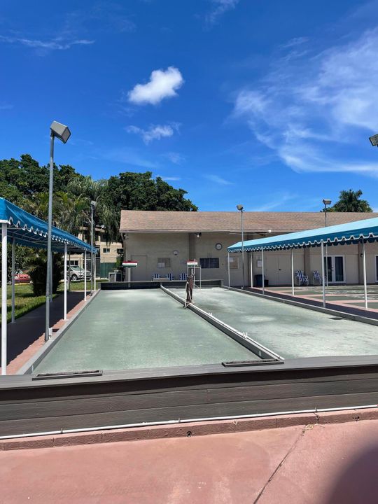 For Sale: $52,900 (1 beds, 1 baths, 696 Square Feet)