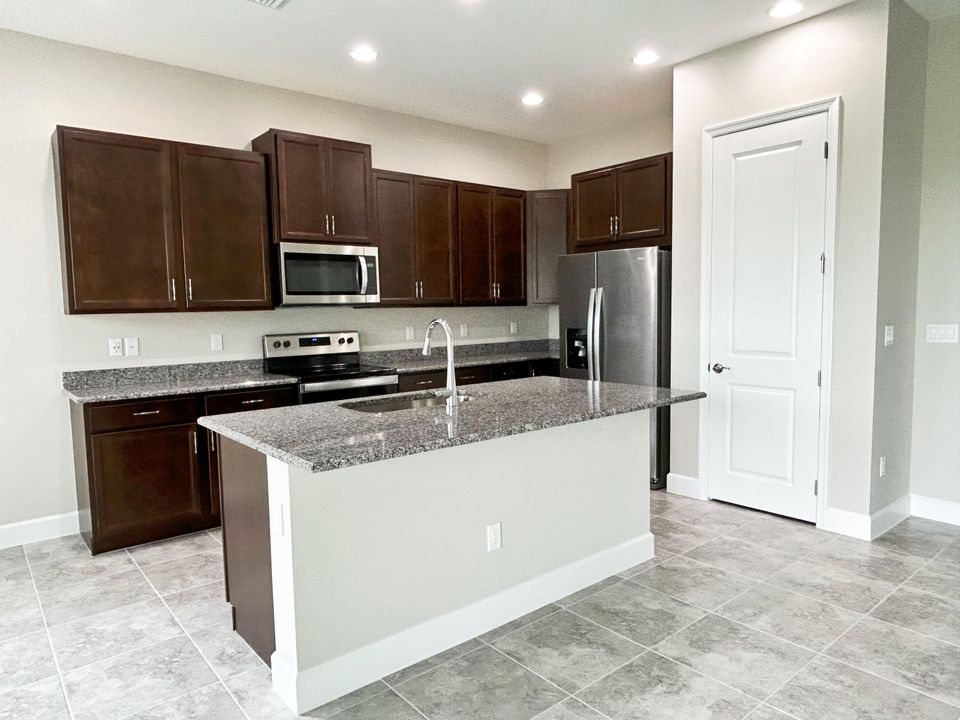 出租: $3,100 (3 贝兹, 3 浴室, 2042 平方英尺)