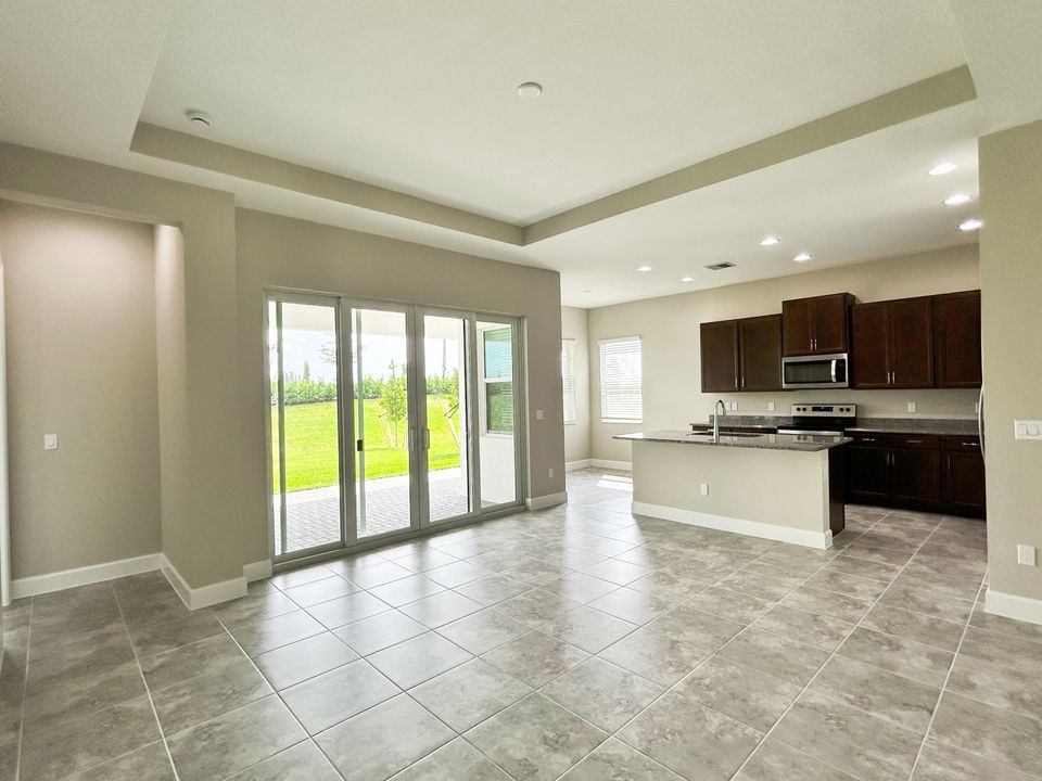 出租: $3,100 (3 贝兹, 3 浴室, 2042 平方英尺)