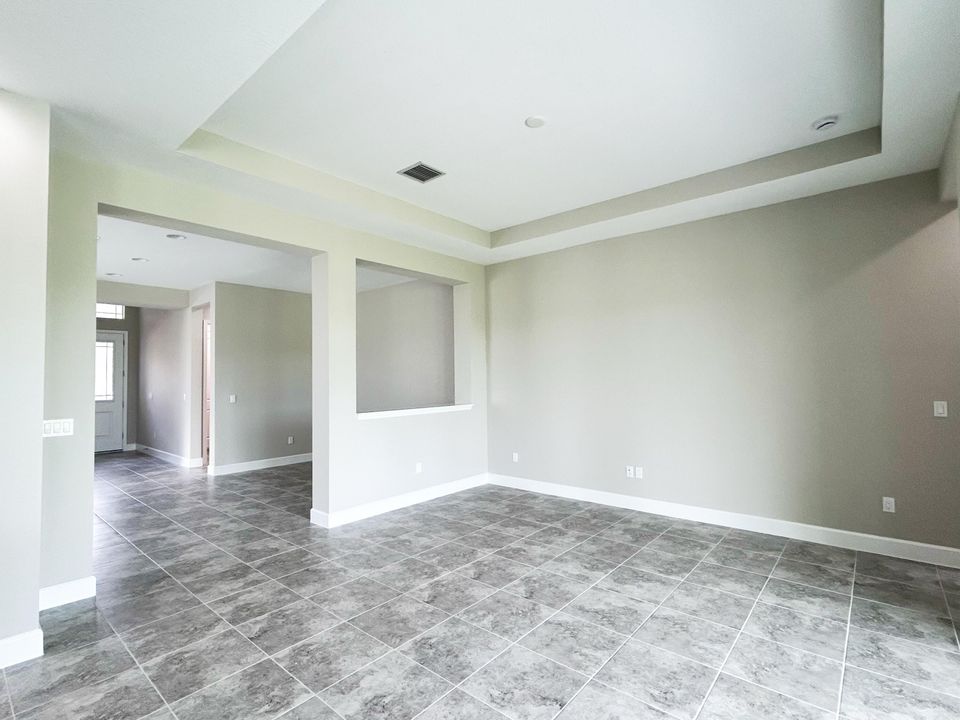 出租: $3,100 (3 贝兹, 3 浴室, 2042 平方英尺)