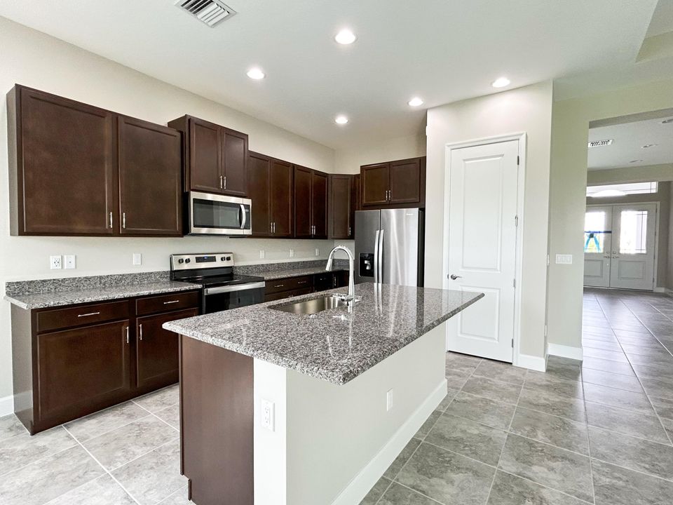 出租: $3,100 (3 贝兹, 3 浴室, 2042 平方英尺)