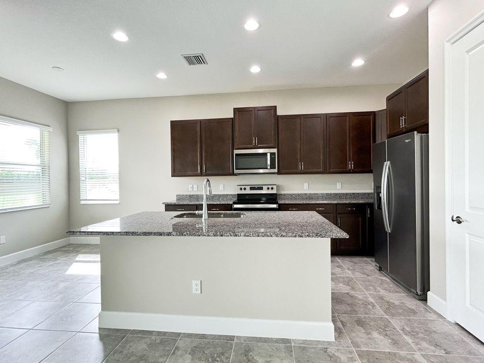 出租: $3,100 (3 贝兹, 3 浴室, 2042 平方英尺)