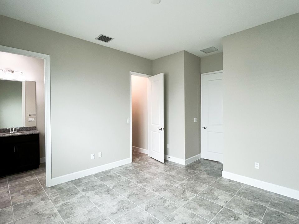 出租: $3,100 (3 贝兹, 3 浴室, 2042 平方英尺)