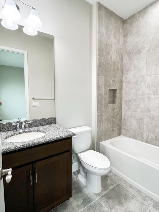 出租: $3,100 (3 贝兹, 3 浴室, 2042 平方英尺)