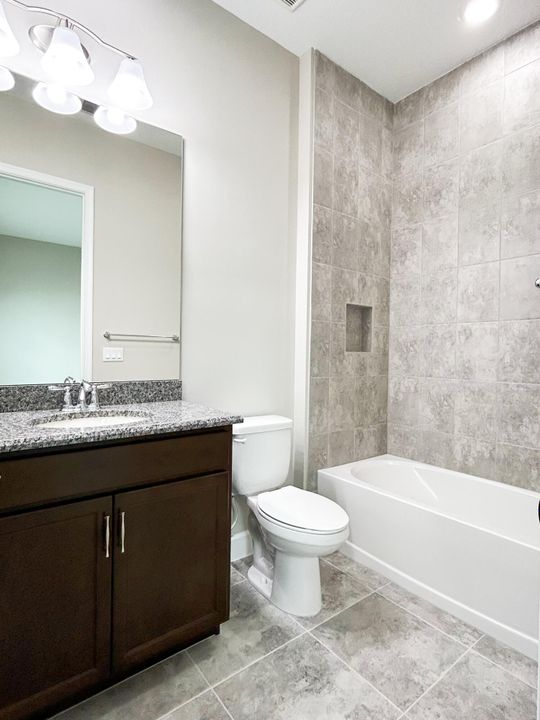 出租: $3,100 (3 贝兹, 3 浴室, 2042 平方英尺)